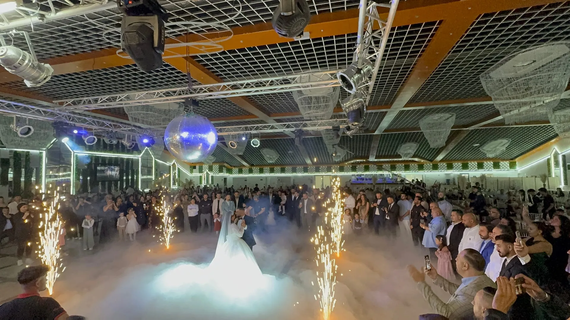 Can & Gala Eventcenter – festlicher Moment in der Halle