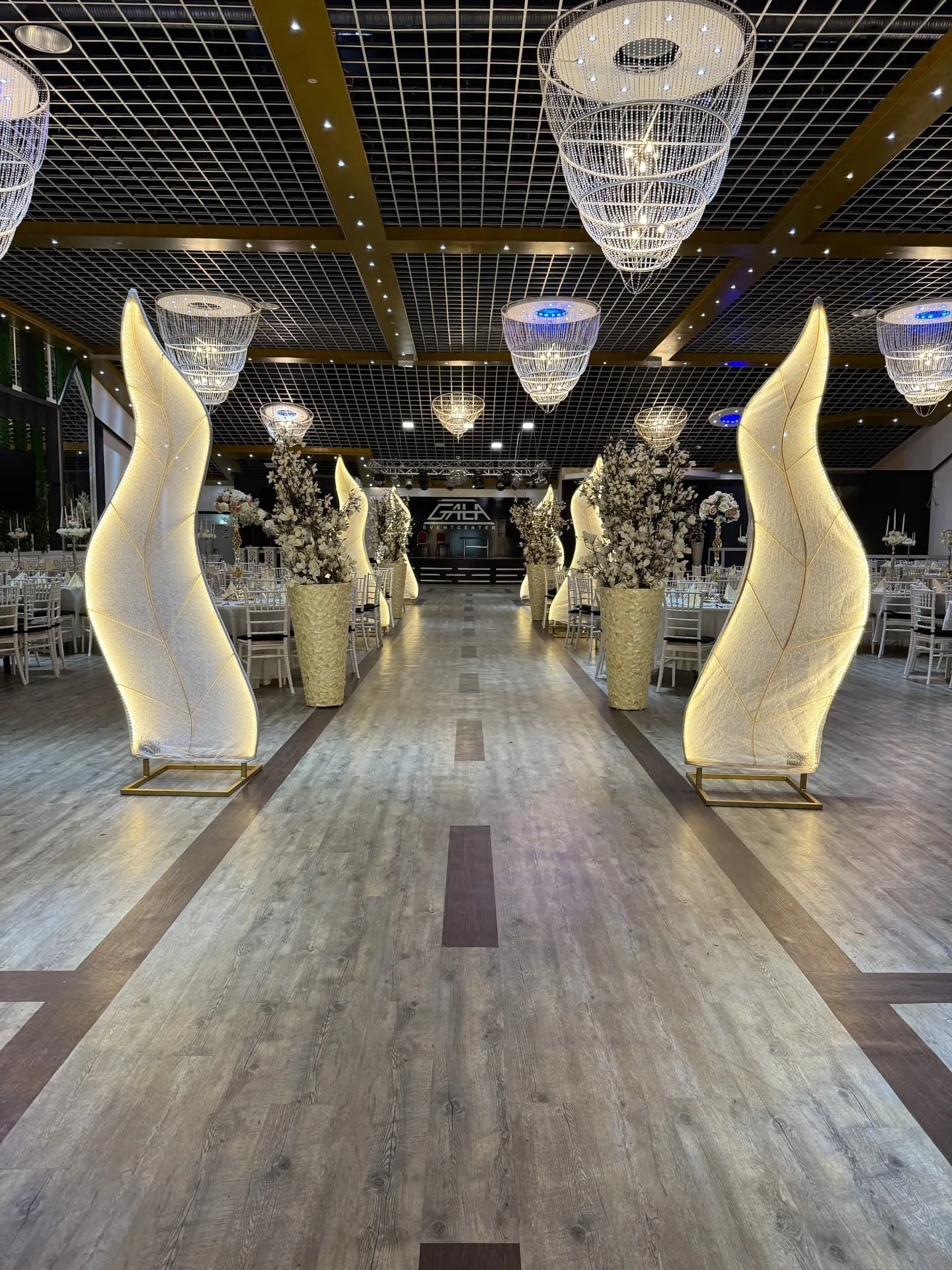 Elegante, festlich beleuchtete Halle des Can & Gala Eventcenter